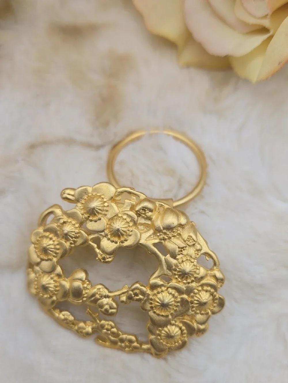 Mary McFadden, Signed. FLoral/Scalloped Gold-Tone Scarf Clip